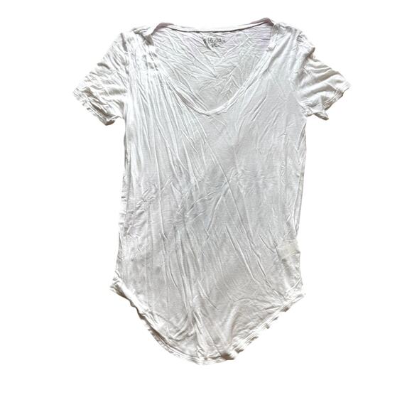 Mudd Tops - Women's white v-neck tee-shirt soft size medium
